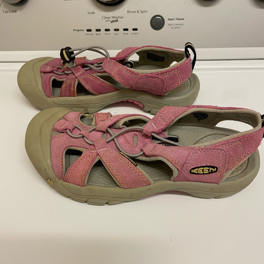 Pink big girls Keen sandals Sz 5